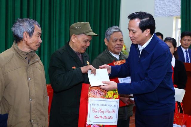 bo-truong-dao-ngoc-dung-tham-tang-qua-cac-doi-tuong-chinh-sach-lao-cai-2-1611304527866_1.jpeg